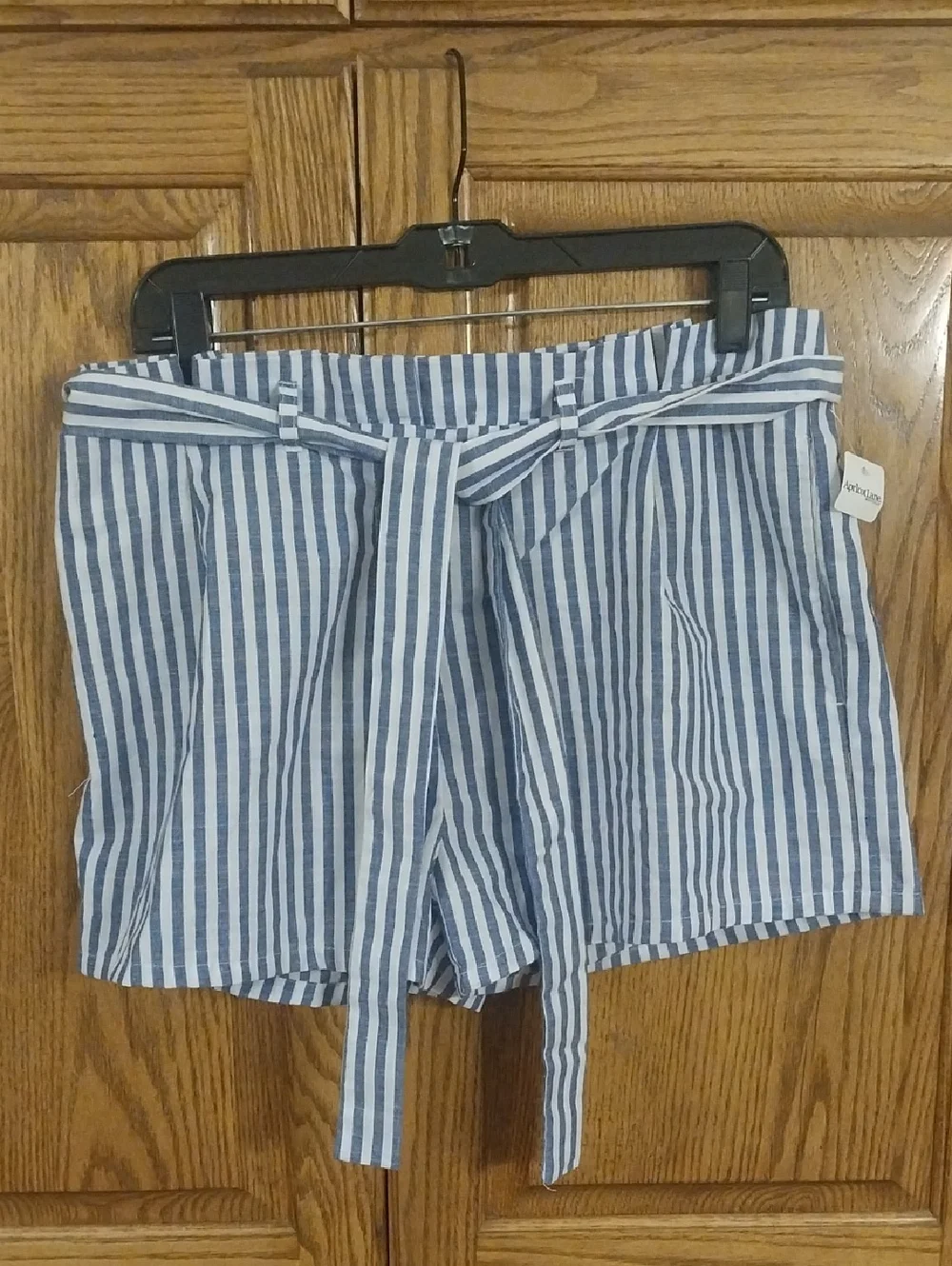 Love Tree NWT High-Waisted Paperbag Tie-Belt Shorts Size Large Blue White Stripe